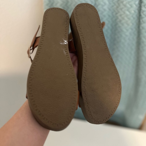 CUSHIONAIRE Women's Tan Sandals - Picture 3 of 3